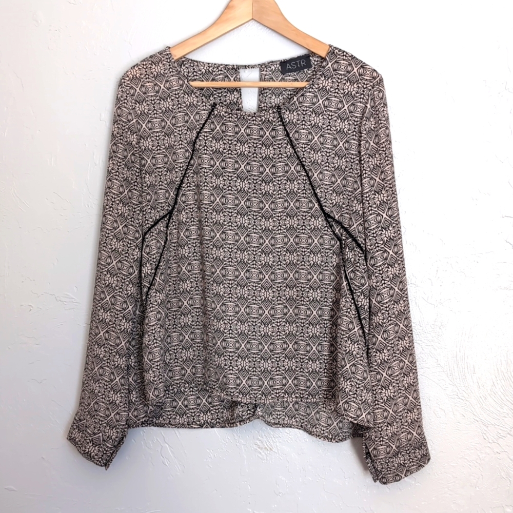 ASTR Long Sleeve Flowy Blouse w/ Geometric Pattern Women's Size Large